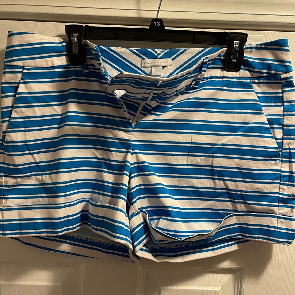 New York & Co Women's Shorts like NEW size 12 ladies Blue White Stripe Smoke fre